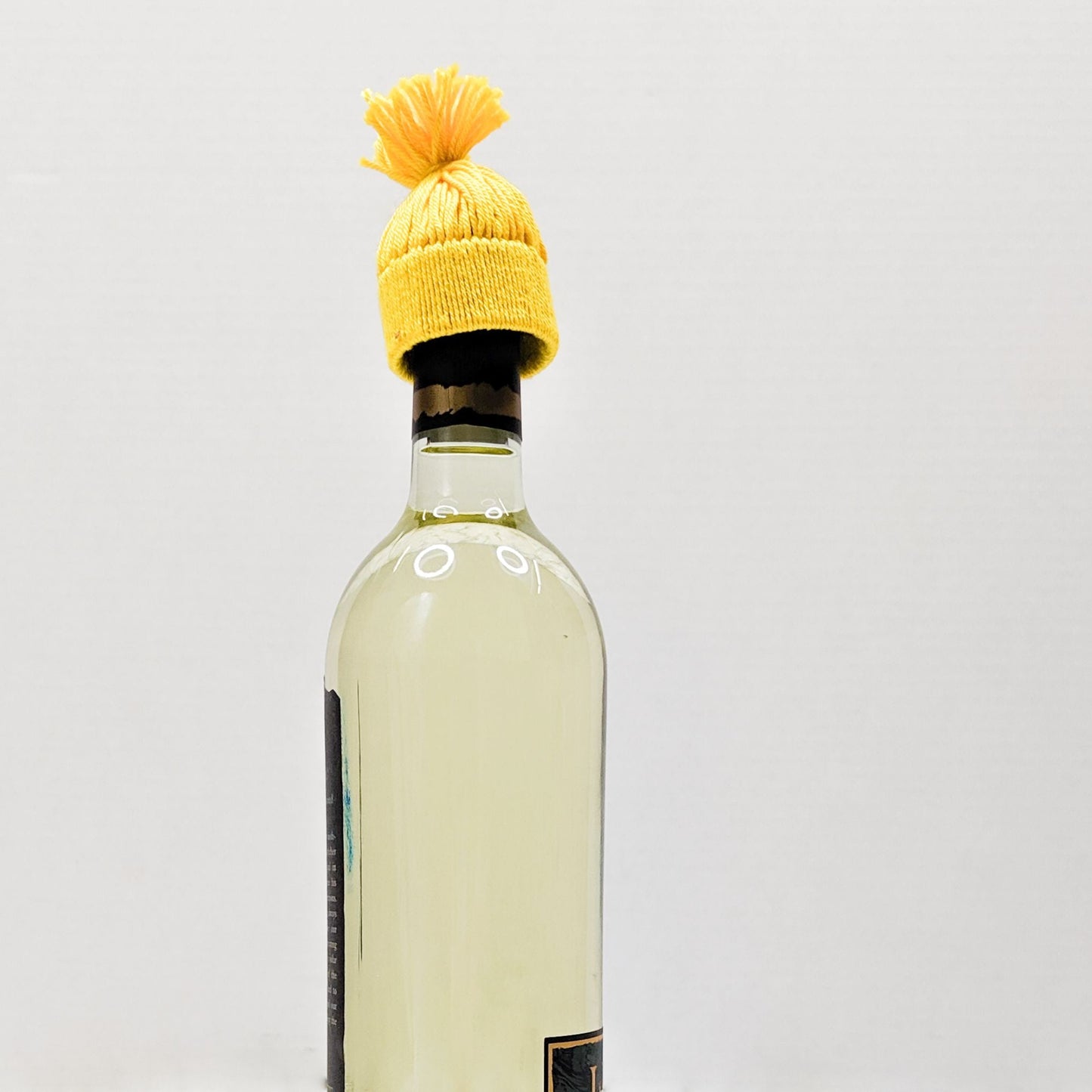 No-Knit Winter Bottle Hat – Easy DIY Yarn Bottle Topper & Christmas Ornament