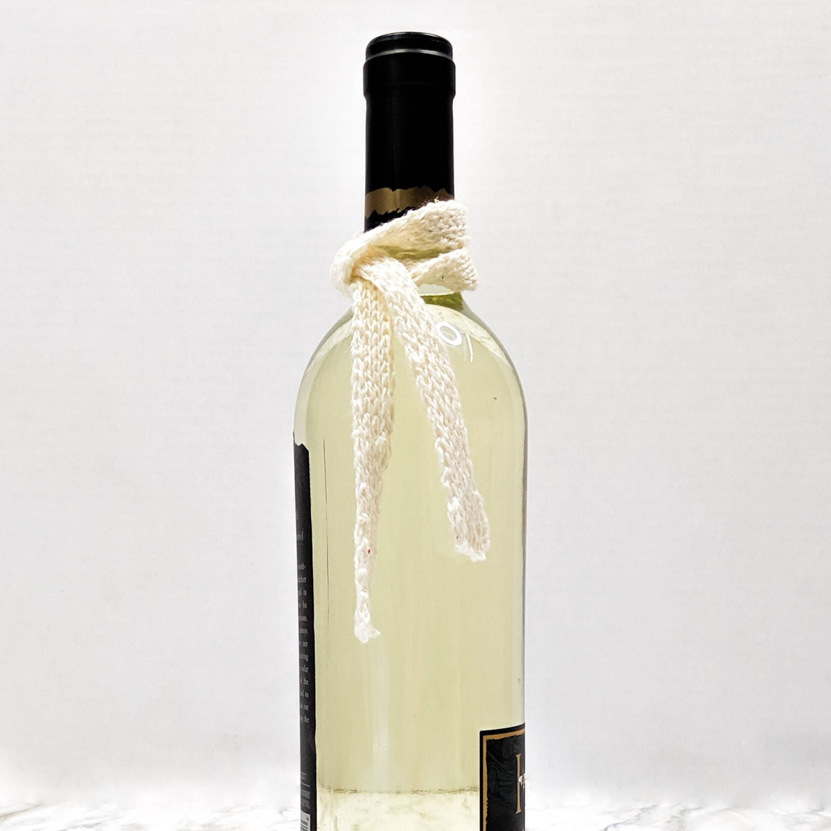 Winter Bottle Scarf Knitting Pattern – Easy Mini Scarf for Holiday Bottles