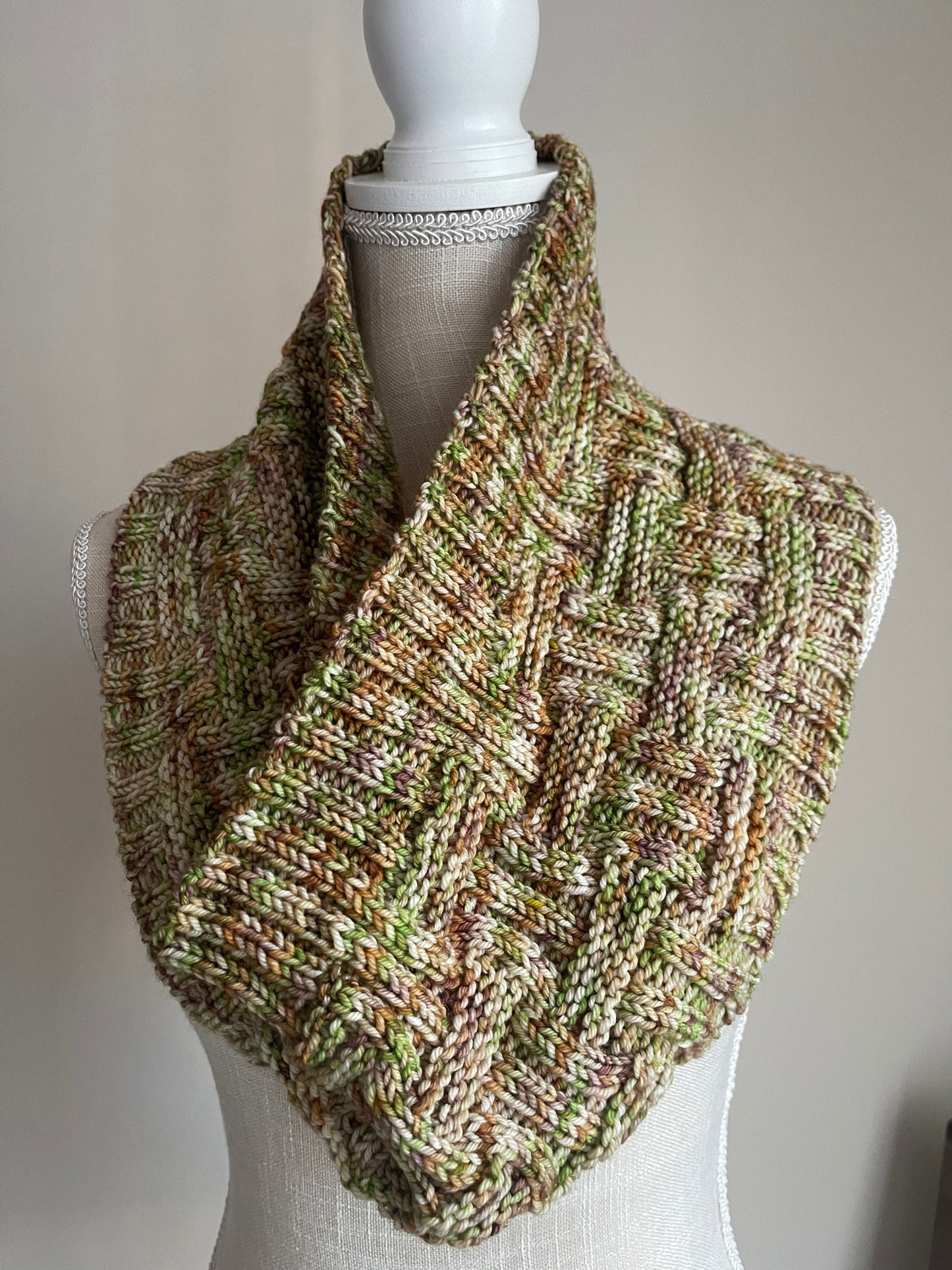 Criss-Cross Applesauce Cowl Digital Knitting Pattern