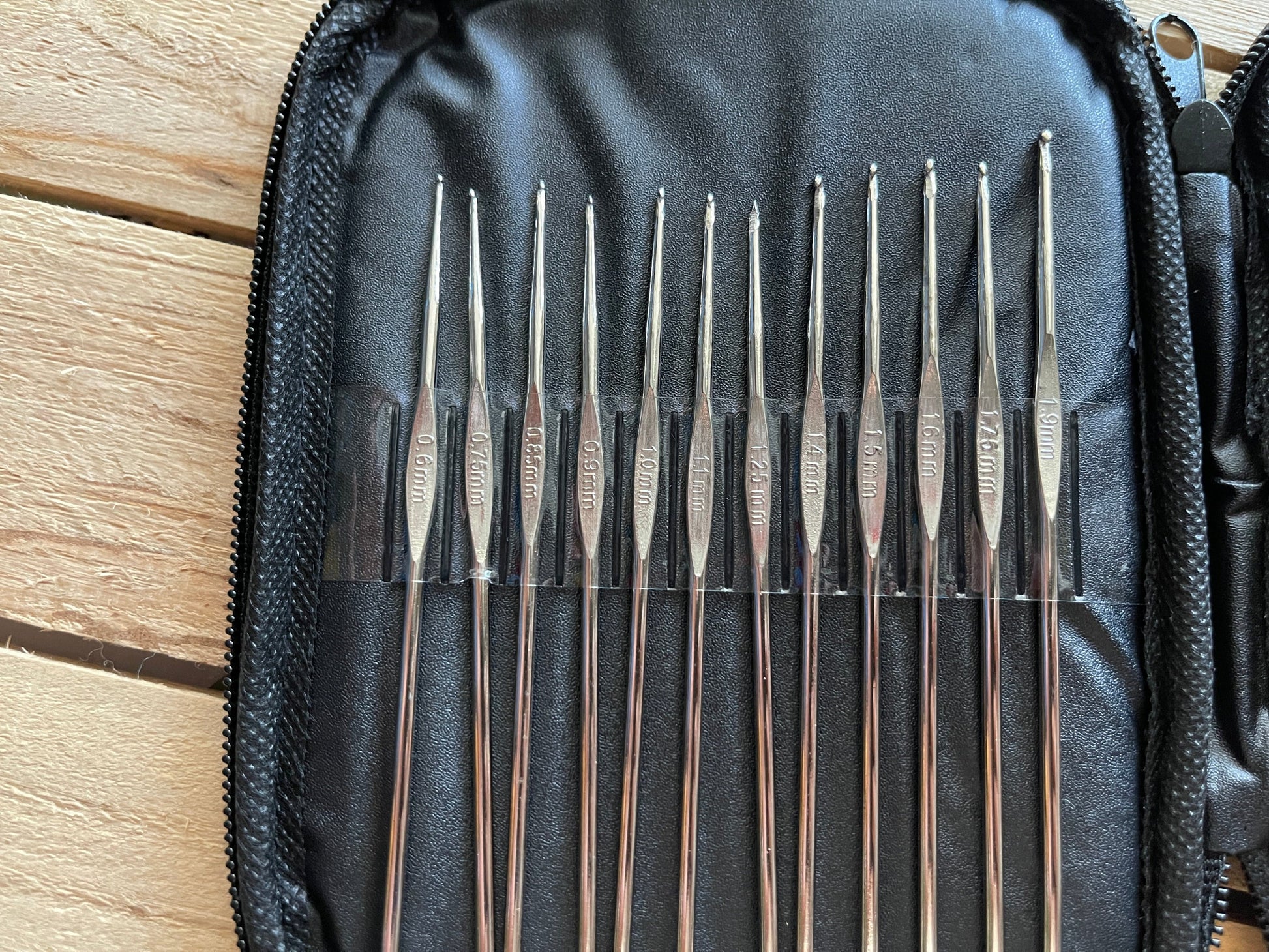 Crochet Hook Set with Zippered Case — 22 Pieces - view 8